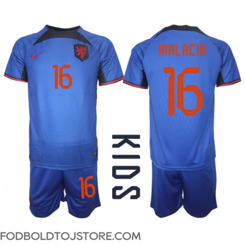Holland Tyrell Malacia #16 Udebanesæt Børn VM 2022 Kortærmet (+ Korte bukser)